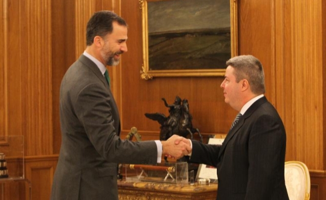 Don Felipe recibe el saludo del gobernador del Estado Brasileño de Minas Gerais, Antonio Augusto Junho Anastasia